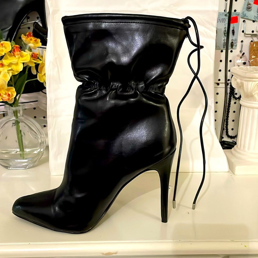 Women black heeled boots